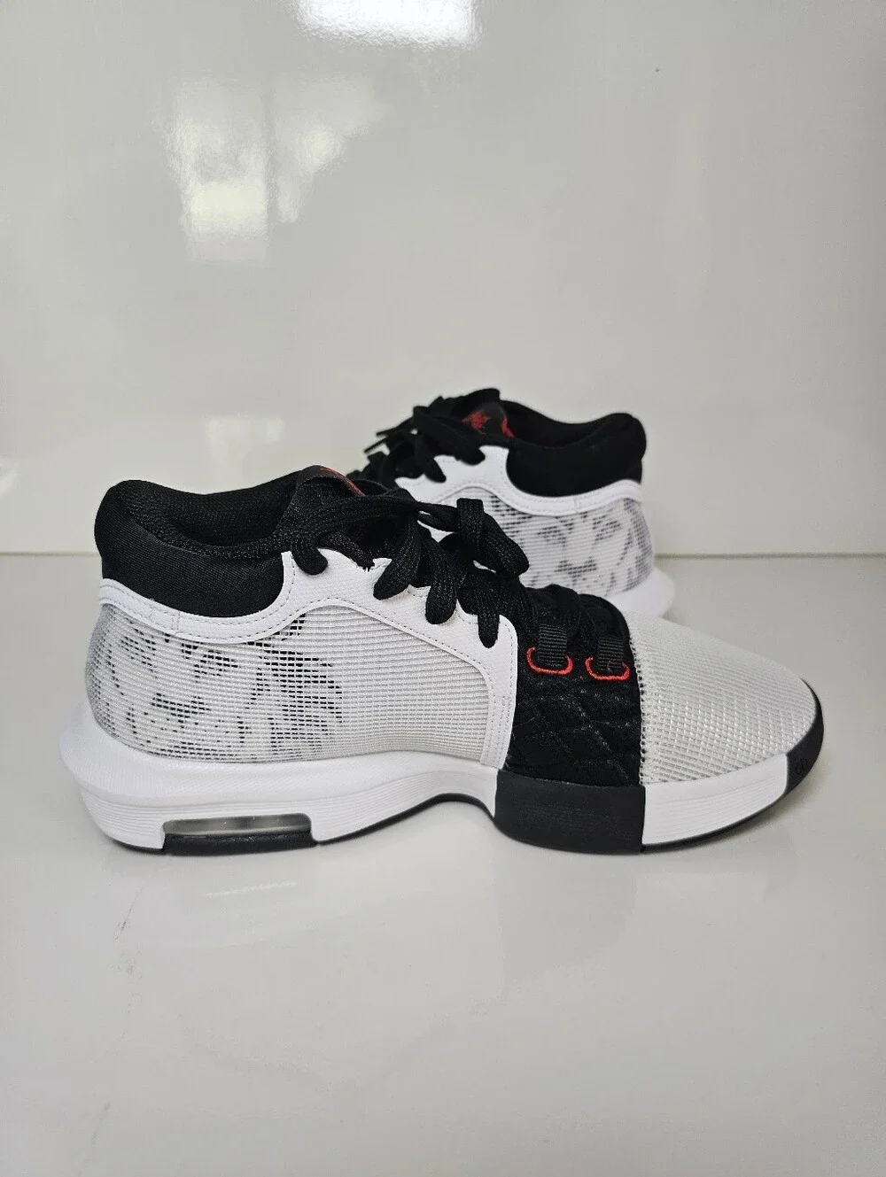 Nike LeBron Witness 8 Basketball Shoes White Black Red Men's Size 7.5 New In Box